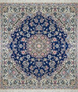 فرش دستباف نایین آبی نقشه لچک و ترنج ۹ لا گل ابریشم – مربع (۲۰۰ × ۲۰۰ سانتی‌متر) – کد ۹۰۰