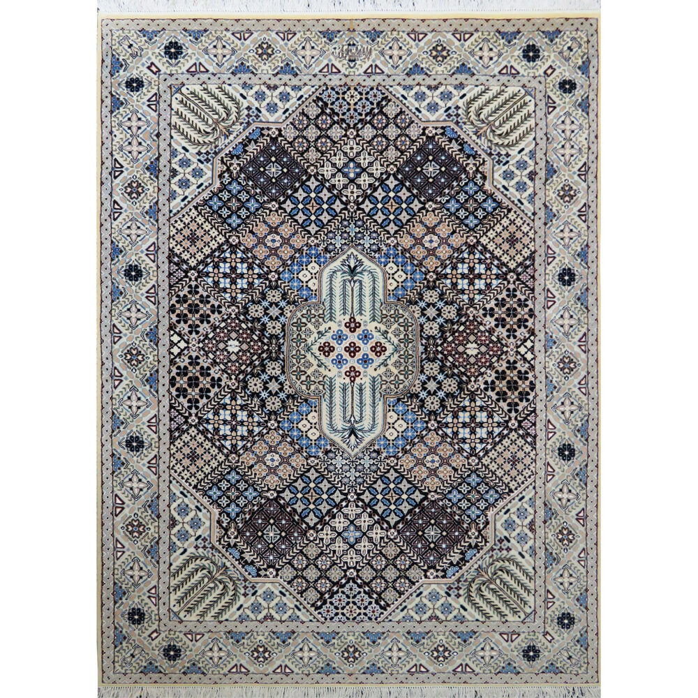 فرش نایین نقشه جوشقان دستباف سرمه‌ای ۶ لا گل ابریشم – قالیچه (۱۳۰ × ۱۸۰ سانتی‌متر) – کد ۹۳۰