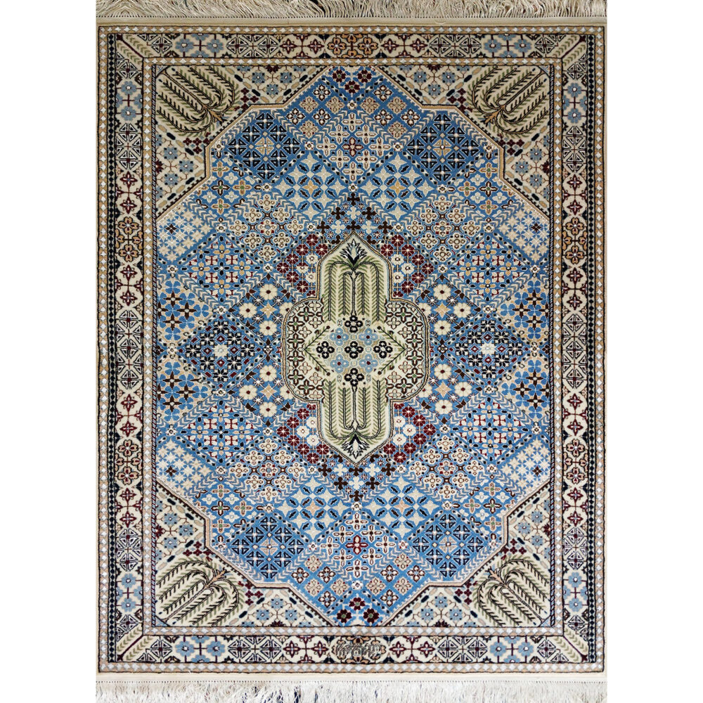 فرش دستباف نایین آبی نقشه جوشقان ۶ لا گل ابریشم – ذرع و نیم (۱۲۰×۱۶۵ سانتی‌متر) – کد ۶